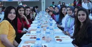 Gençler iftarda buluştu